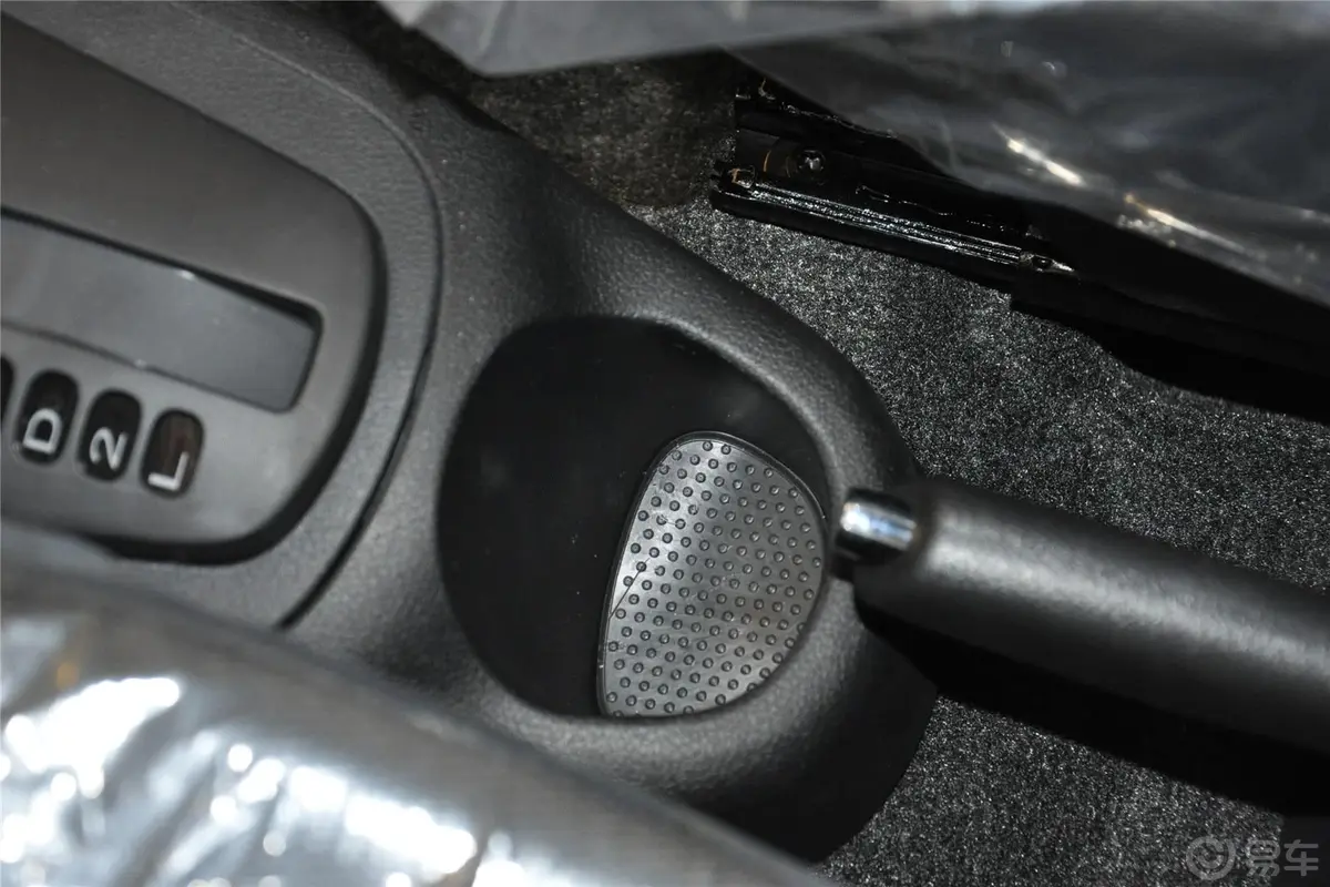 吉利GX21.5L 自动 标准型Ⅱ前排中央扶手箱