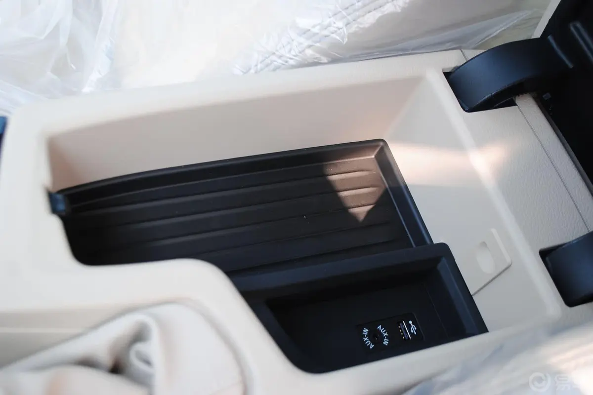 宝马3系GT328i 风尚设计套装前排中央扶手箱空间