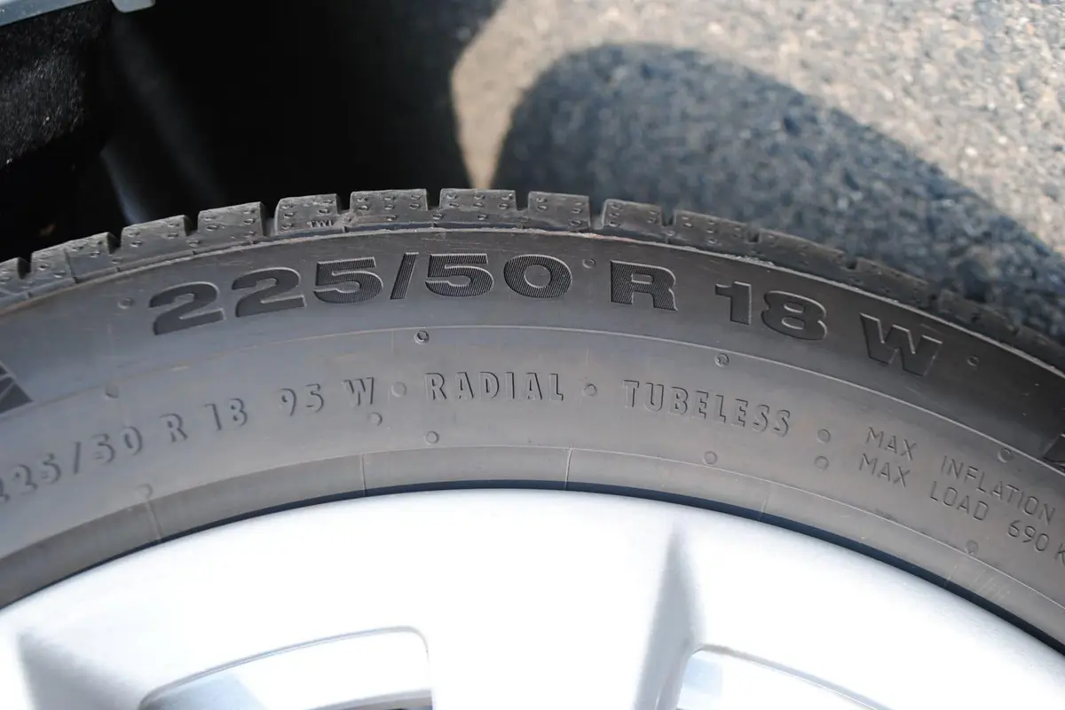 宝马3系GT328i 风尚设计套装轮胎规格