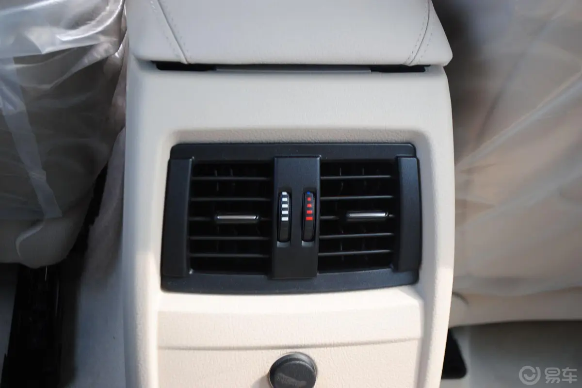 宝马3系GT328i 风尚设计套装后排出风口（中央）