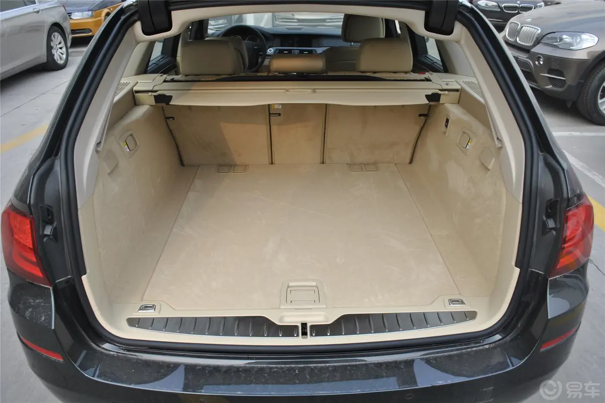 宝马5系(进口)530i 领先型 旅行版行李箱空间