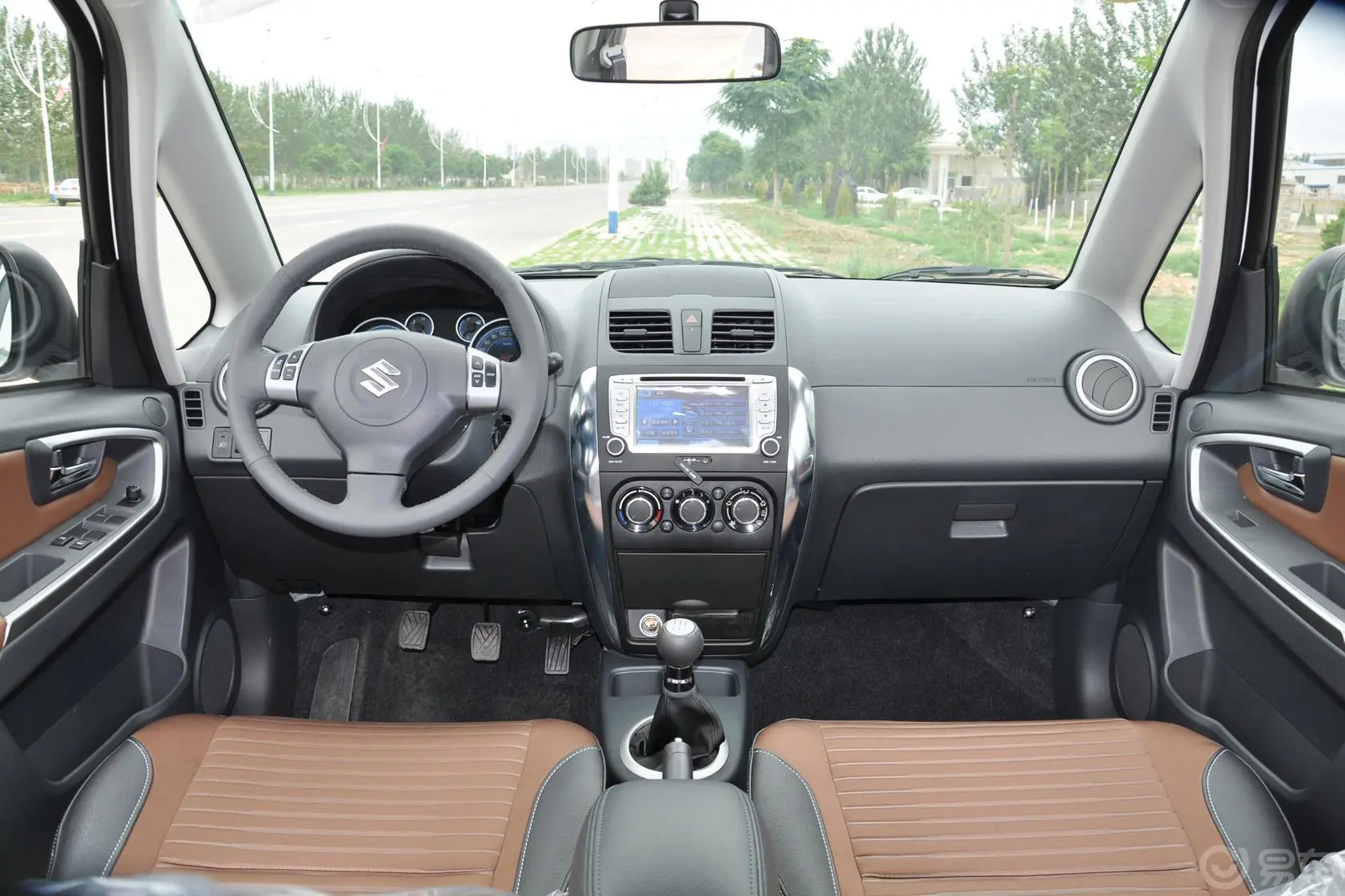 天语 SX4两厢 酷锐版 1.6L 手动 运动型前排中央扶手箱