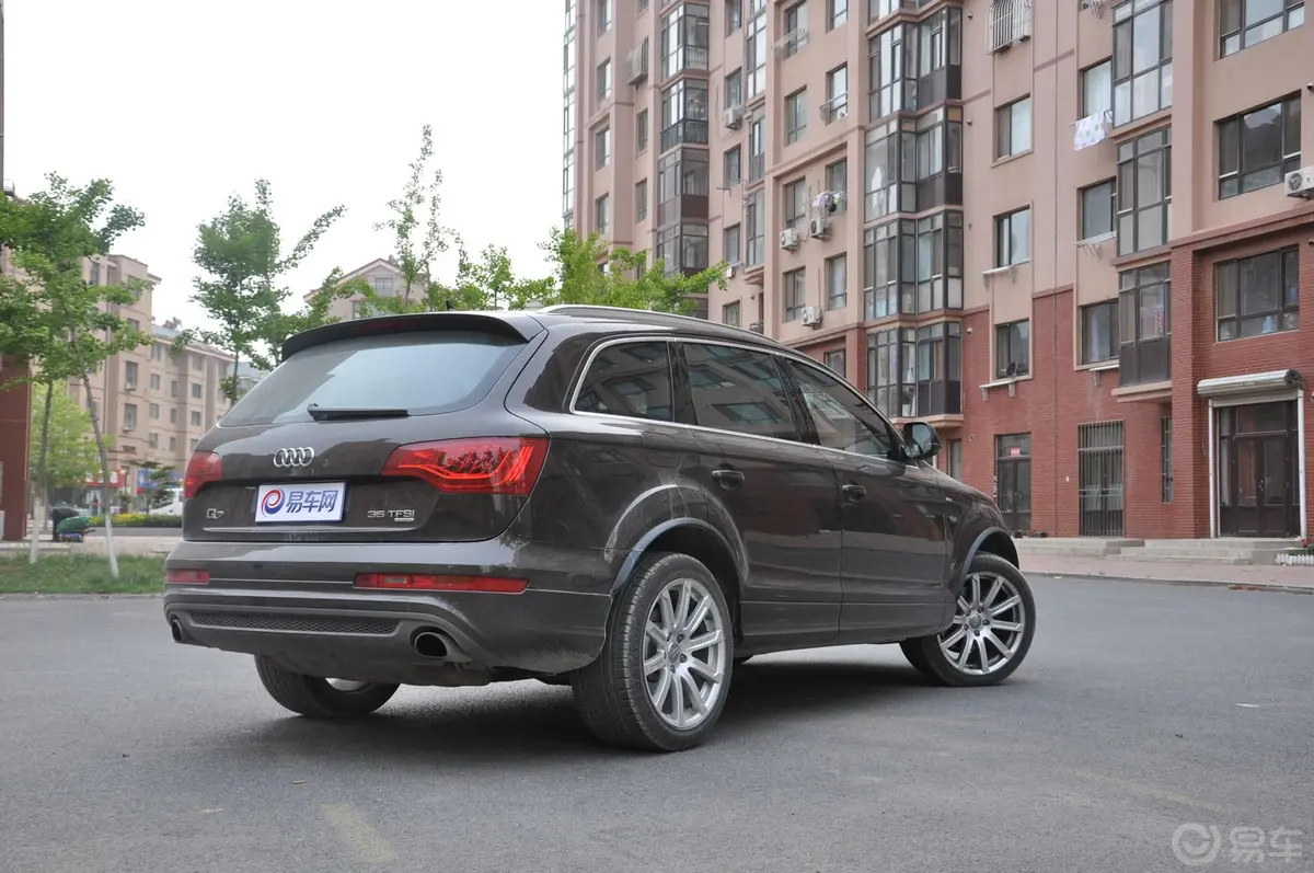 奥迪Q735 TFSI quattro 专享型侧后45度车头向右水平