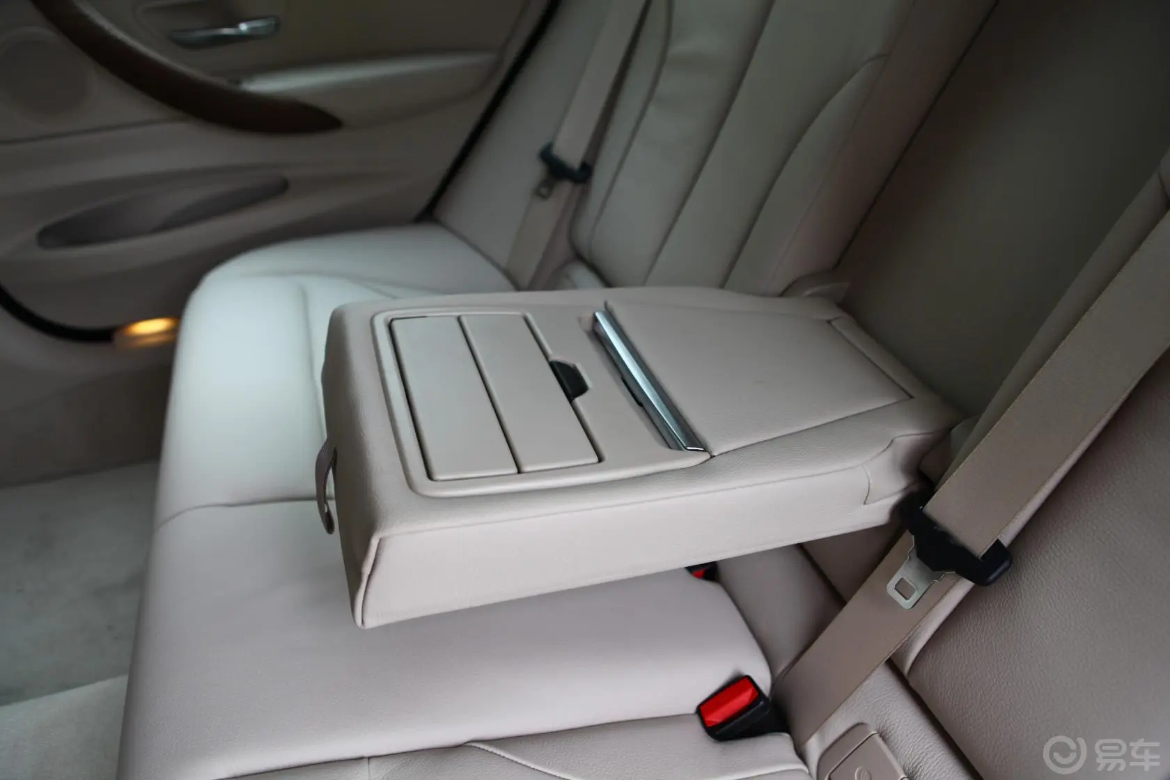宝马3系GT335i 风尚设计套装后排扶手