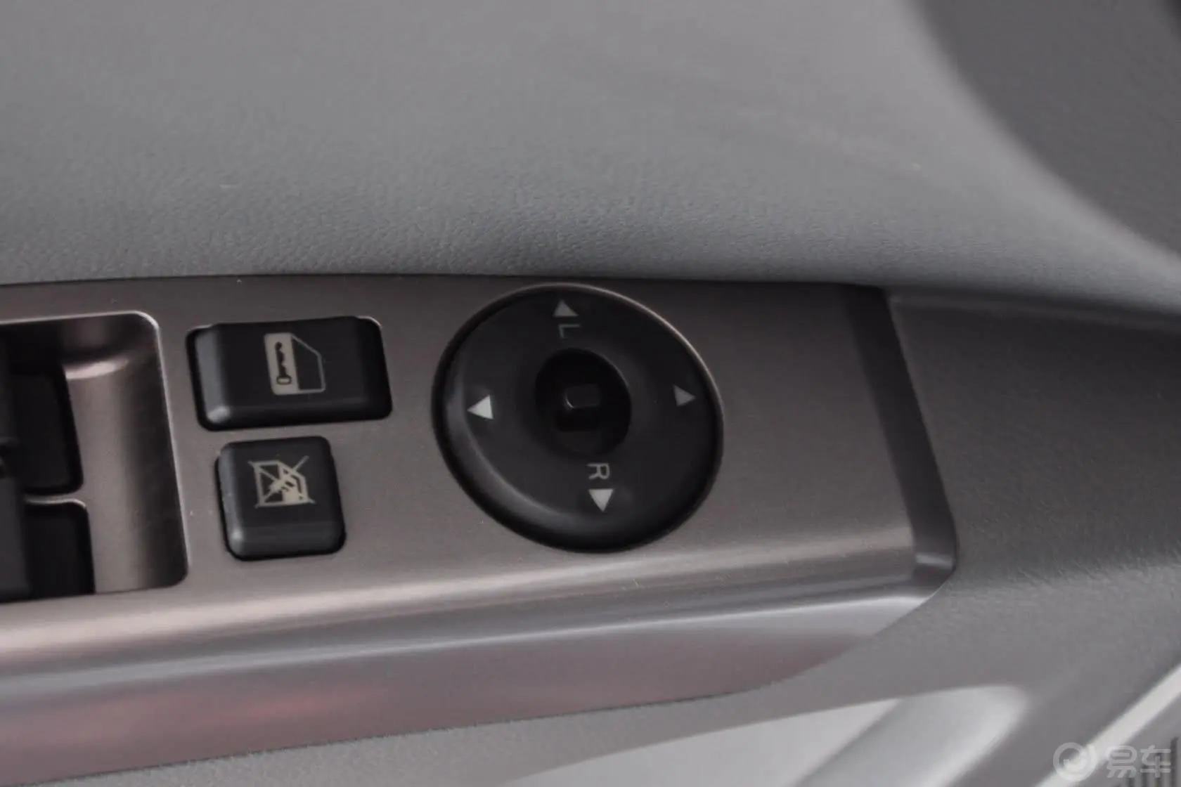 帝豪两厢 1.8L 自动 尊贵型外后视镜控制键