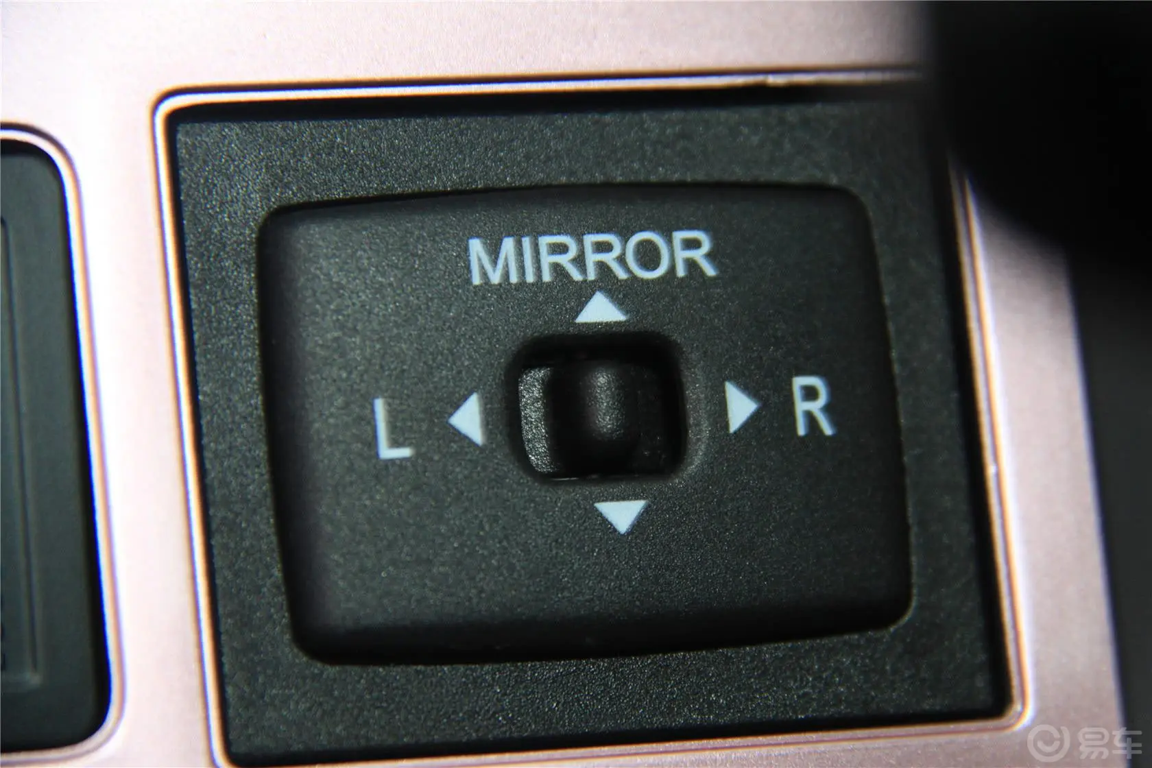 奥拓1.0L 自动 20周年限量版外后视镜控制键