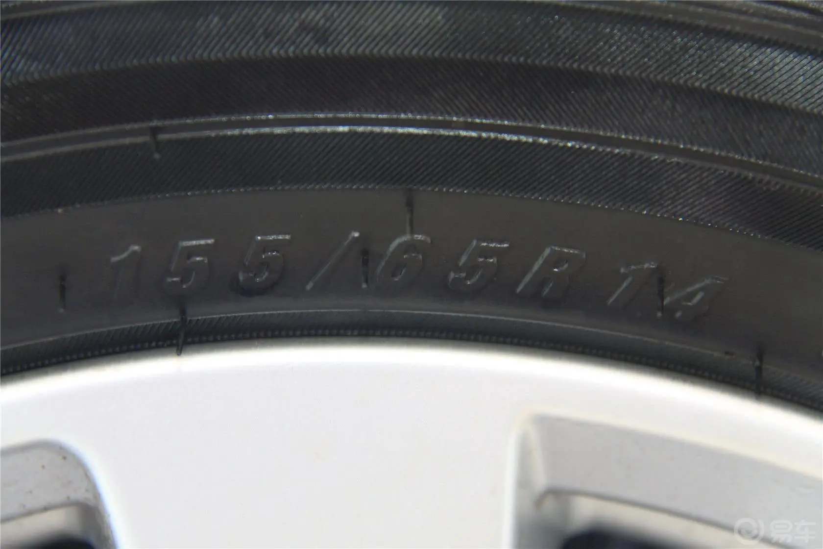 奥拓1.0L 自动 20周年限量版轮胎规格
