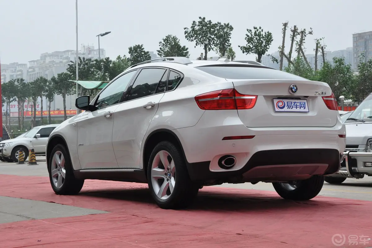 宝马X6xDrive35i 美规版侧后45度车头向左水平