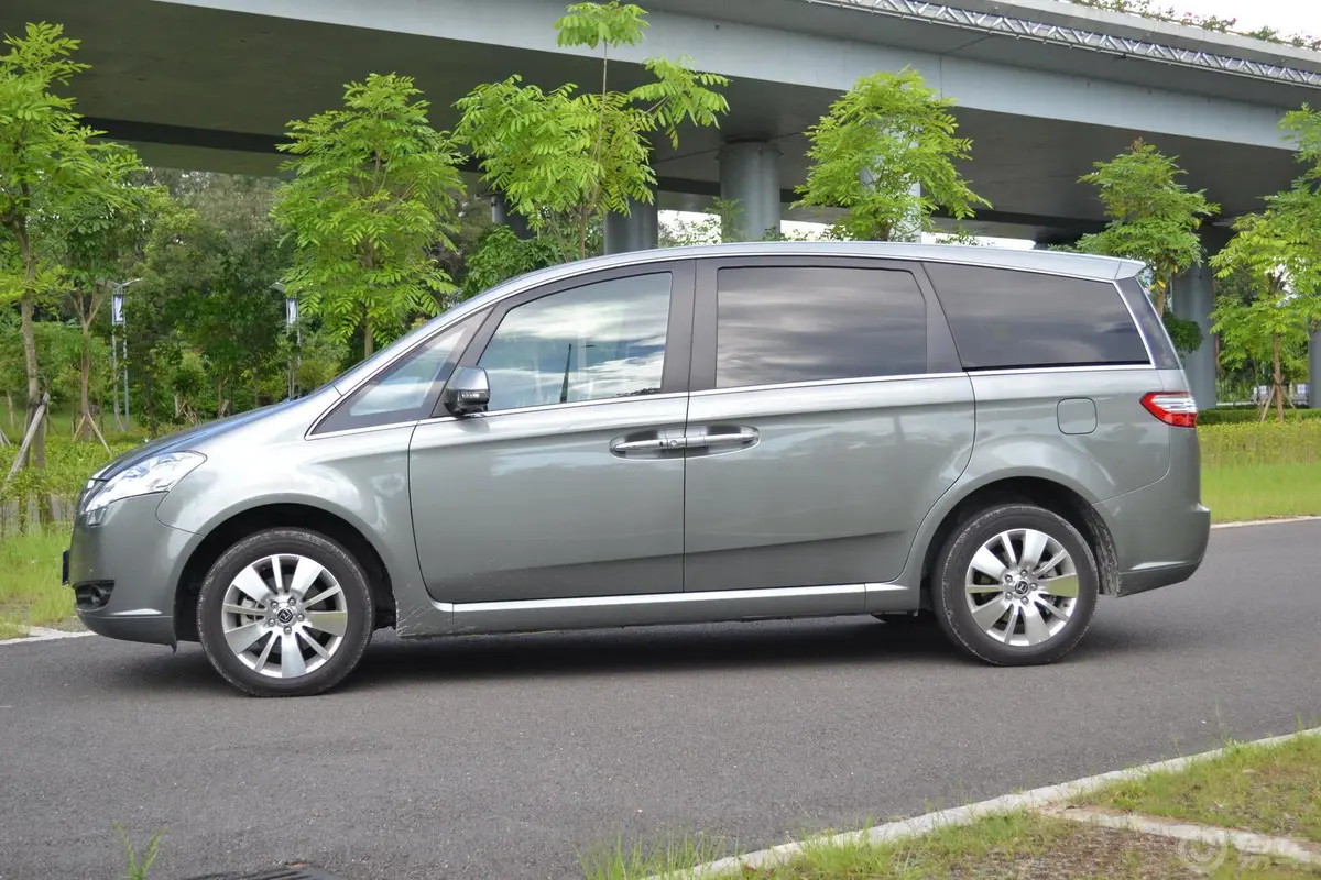 大7 MPV2.0T 手自一体 行政型正侧车头向左水平