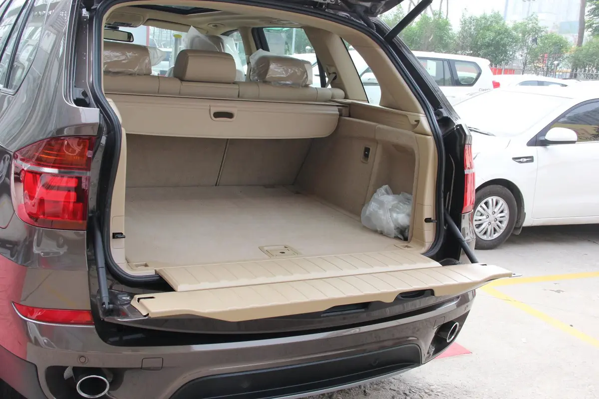 宝马X5(进口)xDrive35i 手自一体 美规版行李箱空间
