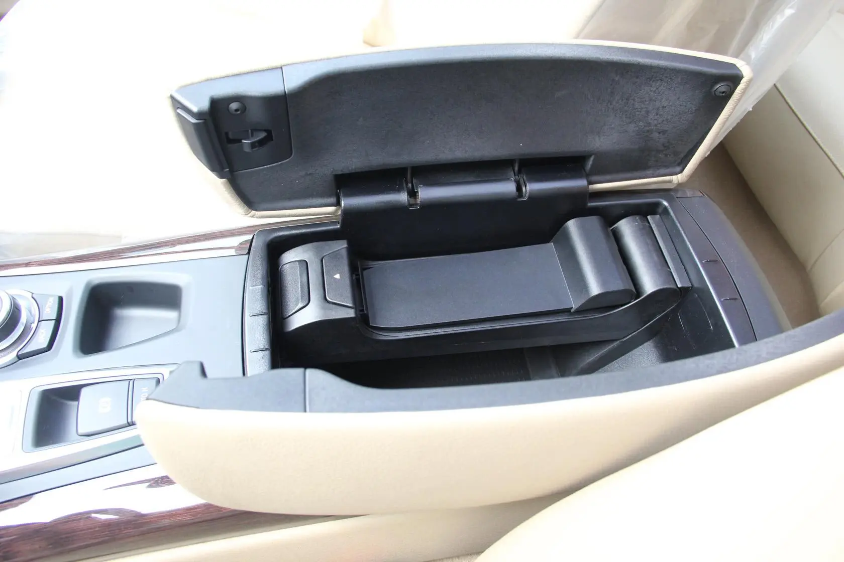 宝马X5(进口)xDrive35i 手自一体 美规版前排中央扶手箱空间