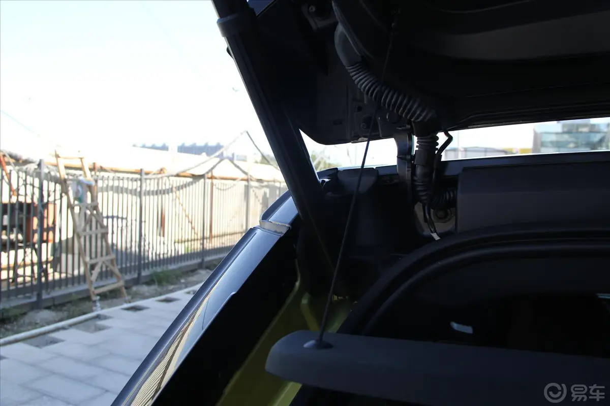 揽胜极光(进口)2.0T 5门熠动限量版行李厢支撑杆
