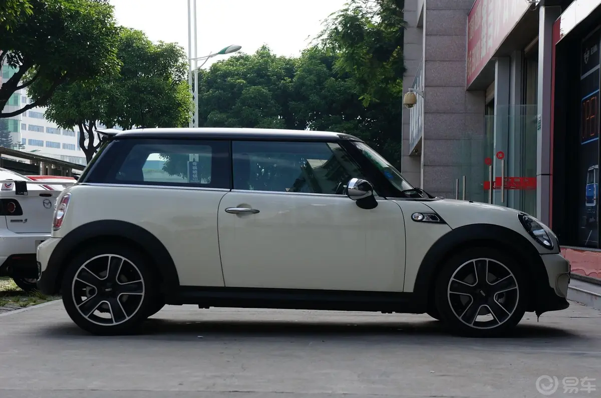 MINICOOPER S正侧车头向右水平