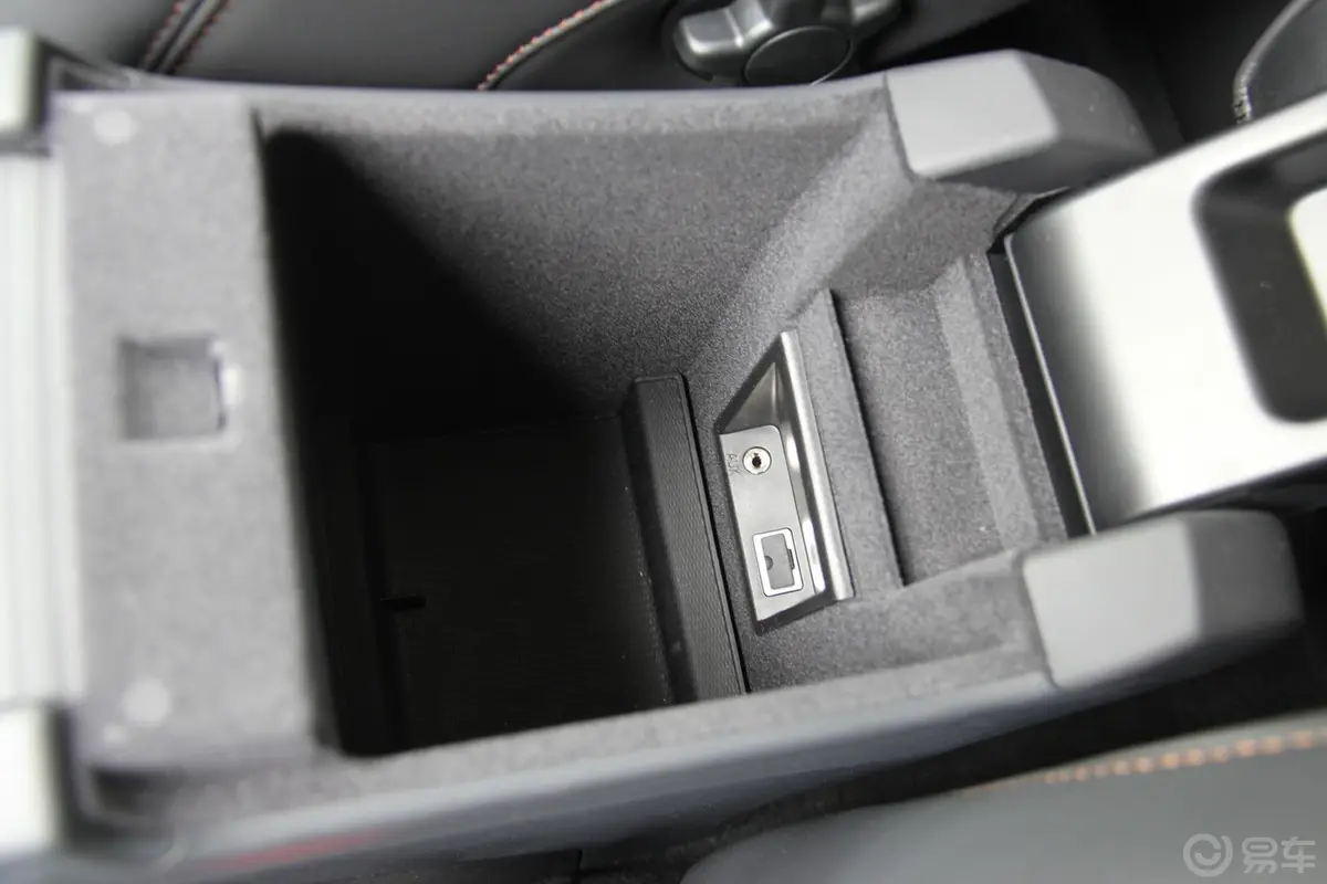 沃尔沃XC60(进口)2.0T T5 改款 智雅版前排中央扶手箱空间