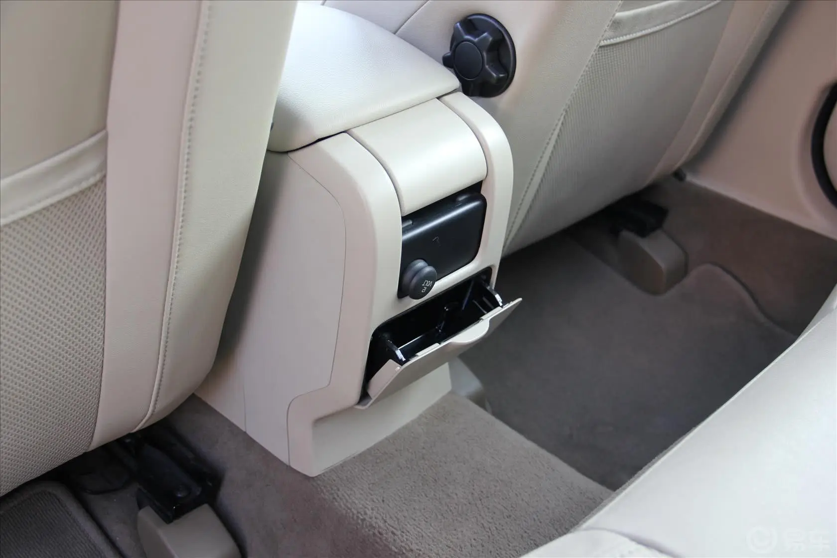 沃尔沃XC60(进口)3.0T T6 AWD舒适版后排出风口（中央）