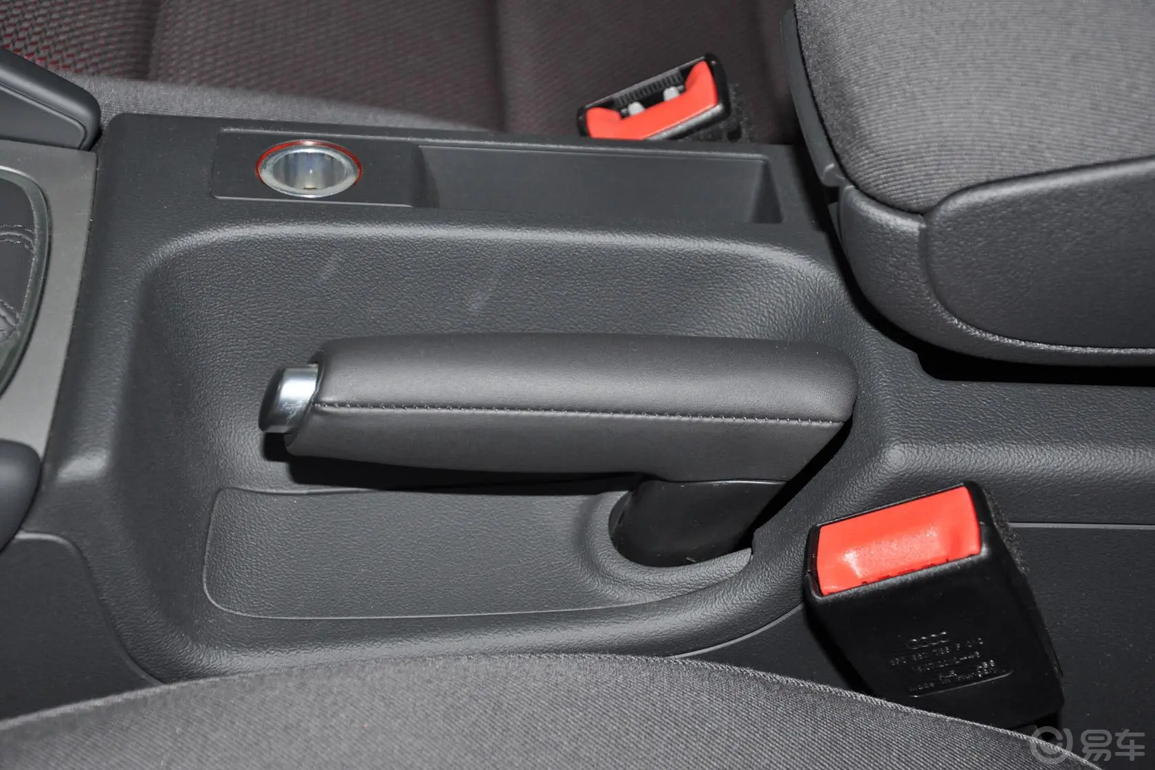 奥迪A3(进口)Sportback 30 TFSI 舒适型驻车制动（手刹，电子，脚刹）