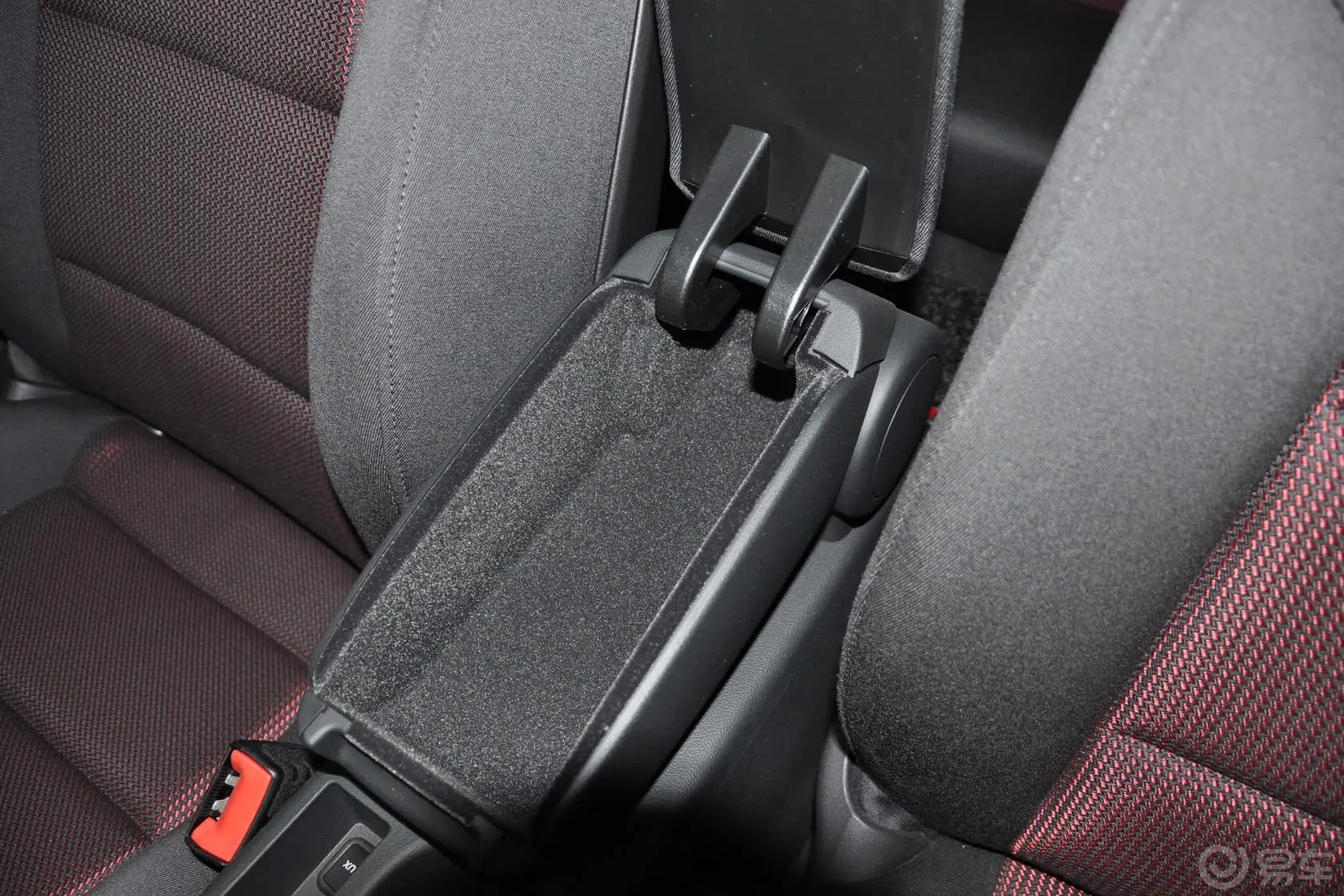奥迪A3(进口)Sportback 30 TFSI 舒适型前排中央扶手箱空间