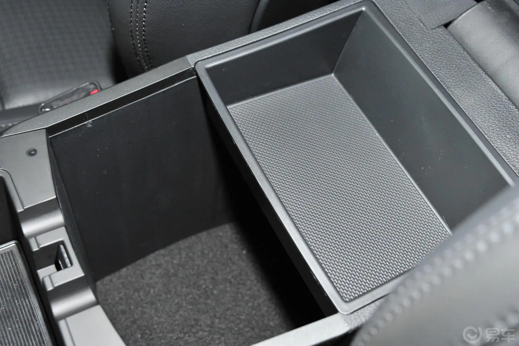 胜达2.0T DLX 四驱 自动 尊贵型前排中央扶手箱空间