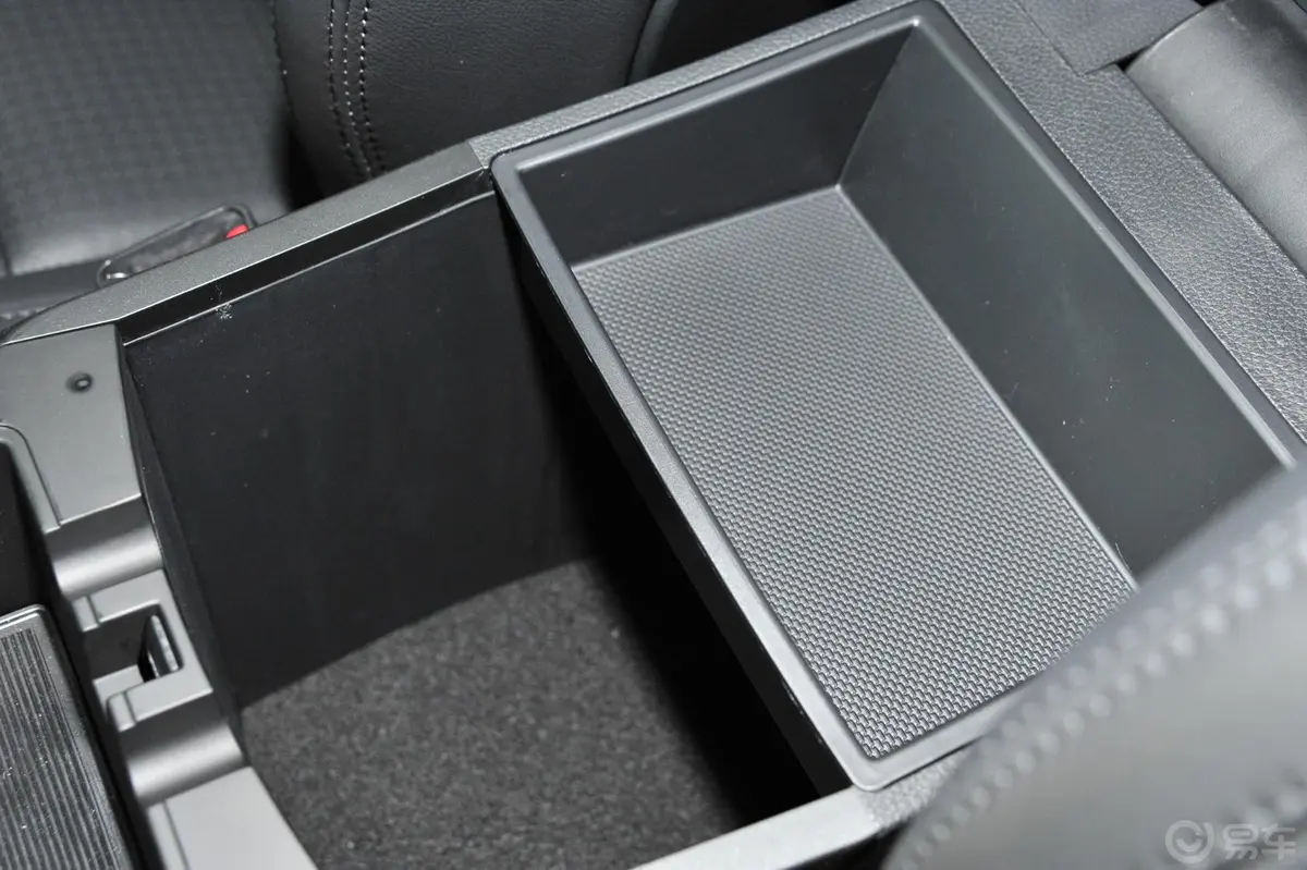胜达2.0T DLX 四驱 自动 尊贵型前排中央扶手箱空间