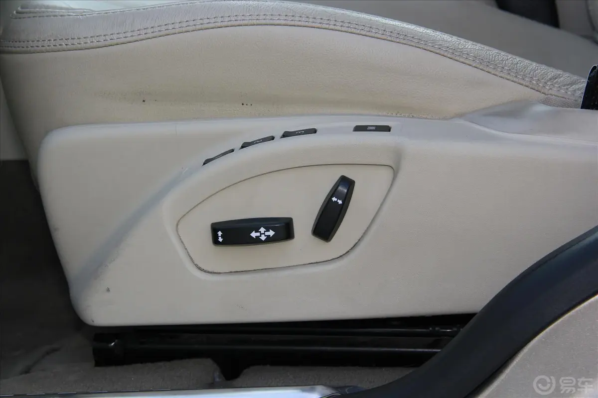 沃尔沃XC60(进口)3.0T T6 AWD舒适版座椅调节键