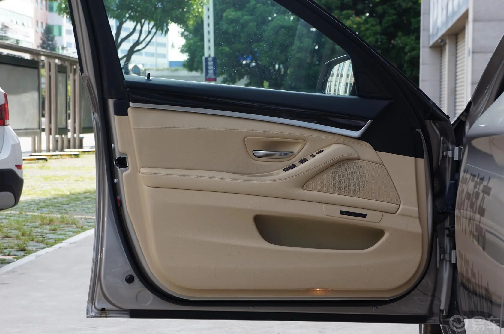 宝马5系(进口)530i旅行车驾驶员侧车门内门板