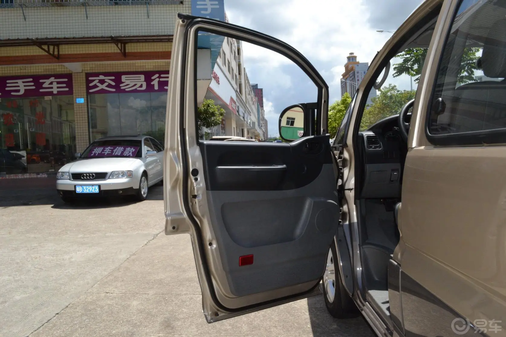 菱智V3 1.5L 手动 豪华型驾驶员侧车门内门板