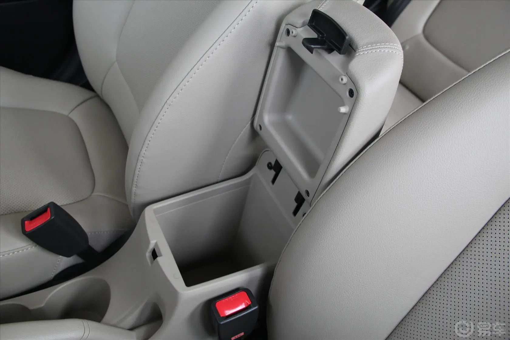 起亚K2三厢 1.4L 自动 Premium ECO 纪念版前排中央扶手箱空间