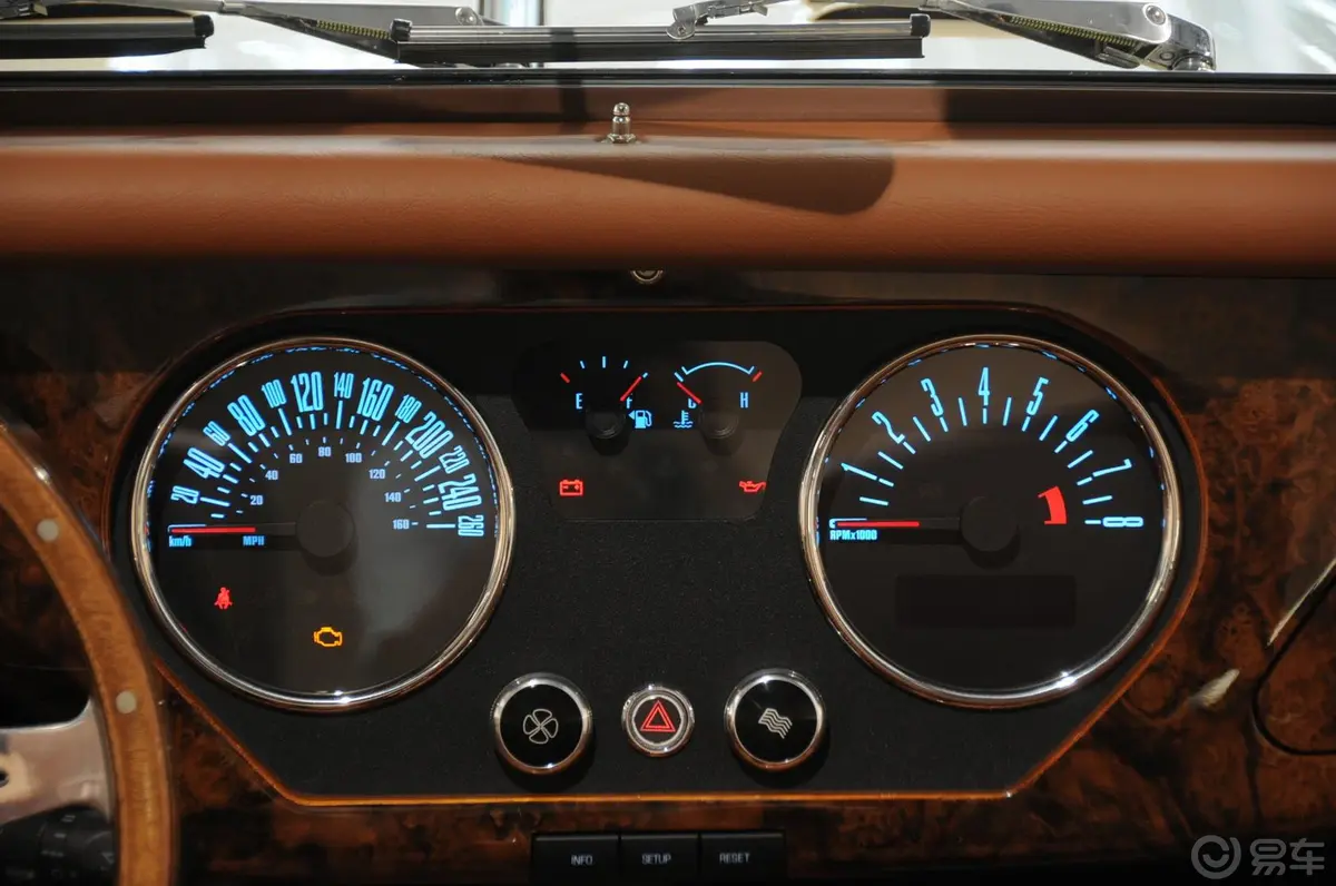 摩根Roadster3.7L 2座仪表盘背光显示