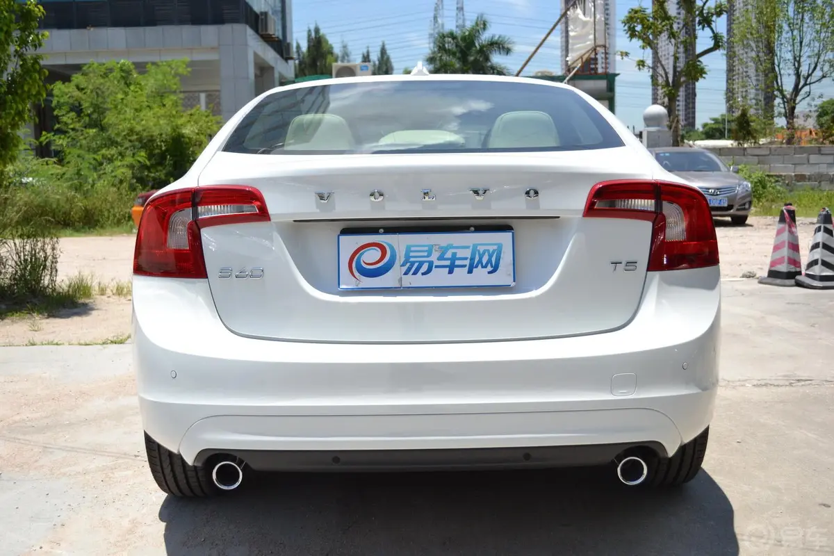 沃尔沃S60(进口)2.0T 手自一体 T5 智雅版正后水平