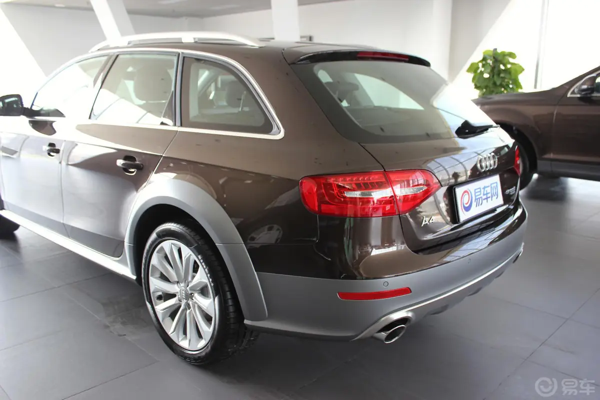 奥迪A4(进口)40TFSI allroad quattro 舒适型车尾局部