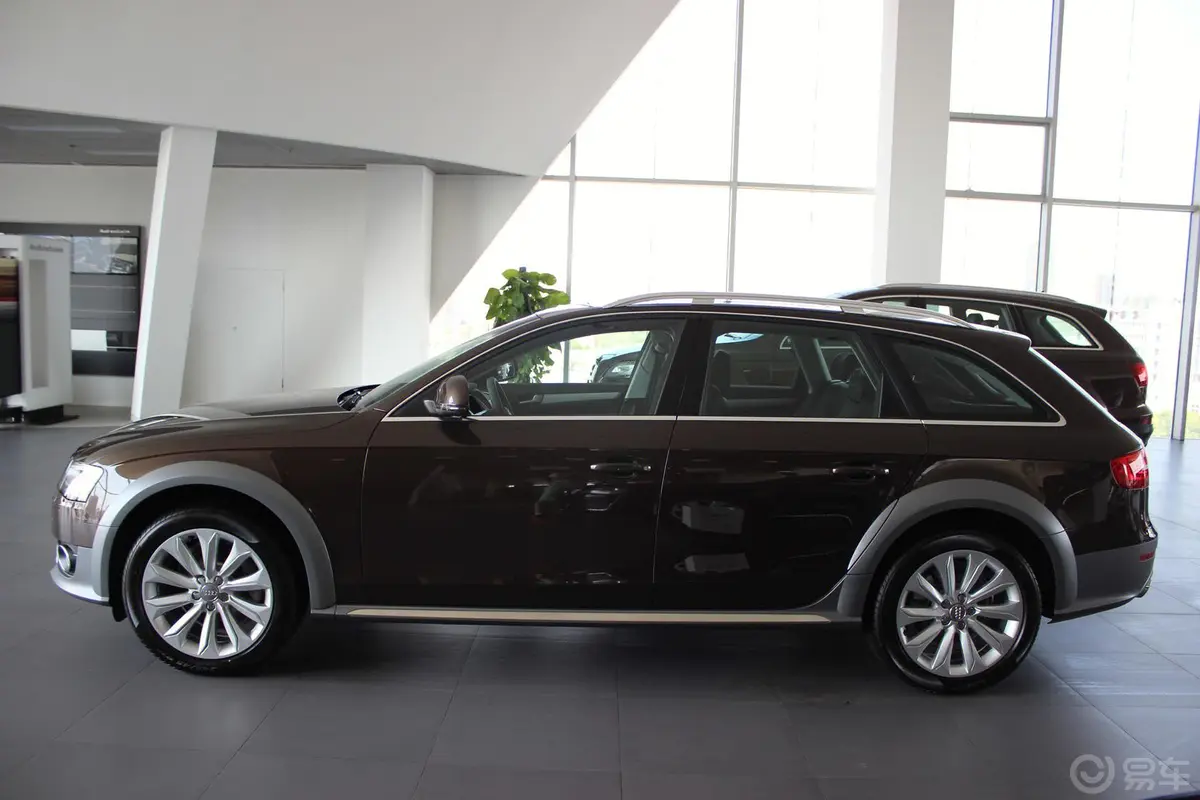 奥迪A4(进口)40TFSI allroad quattro 舒适型正侧车头向左水平