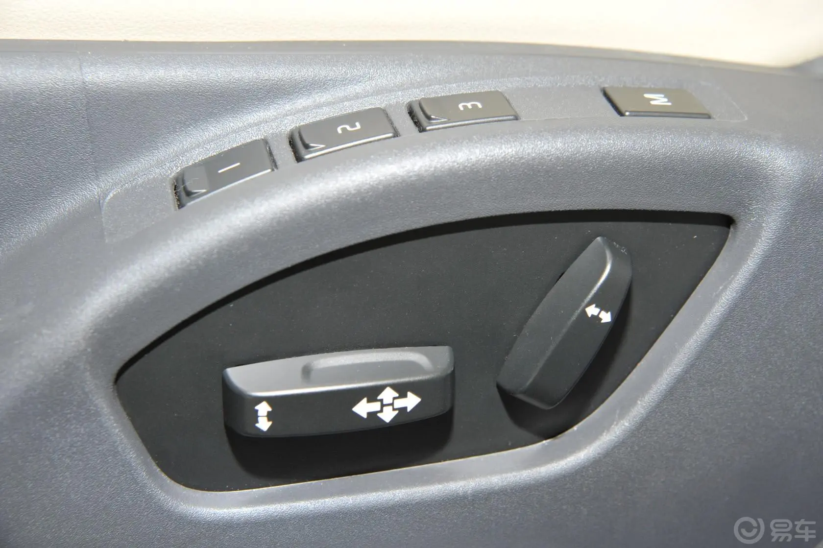 沃尔沃XC60(进口)3.0T T6 AWD智雅版座椅调节键