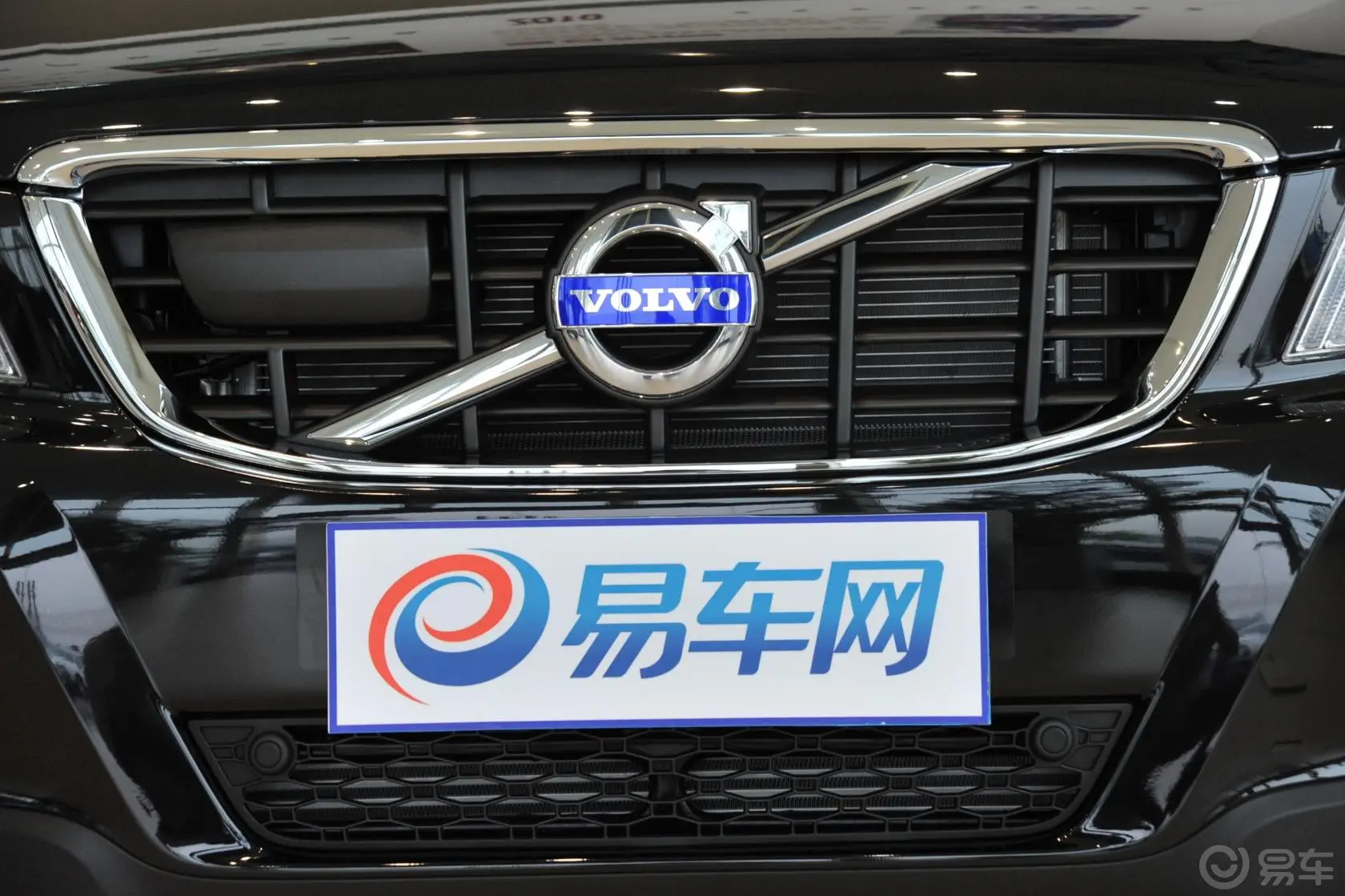 沃尔沃XC60(进口)3.0T T6 AWD智雅版前格栅侧俯拍