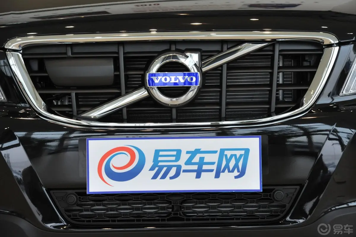 沃尔沃XC60(进口)3.0T T6 AWD智雅版前格栅侧俯拍