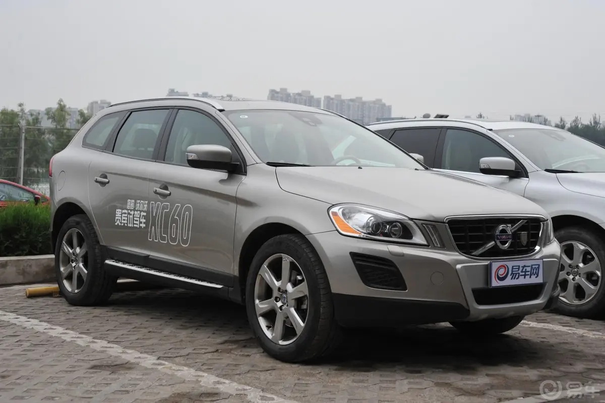 沃尔沃XC60(进口)2.0T T5 舒适版侧前45度车头向右水平