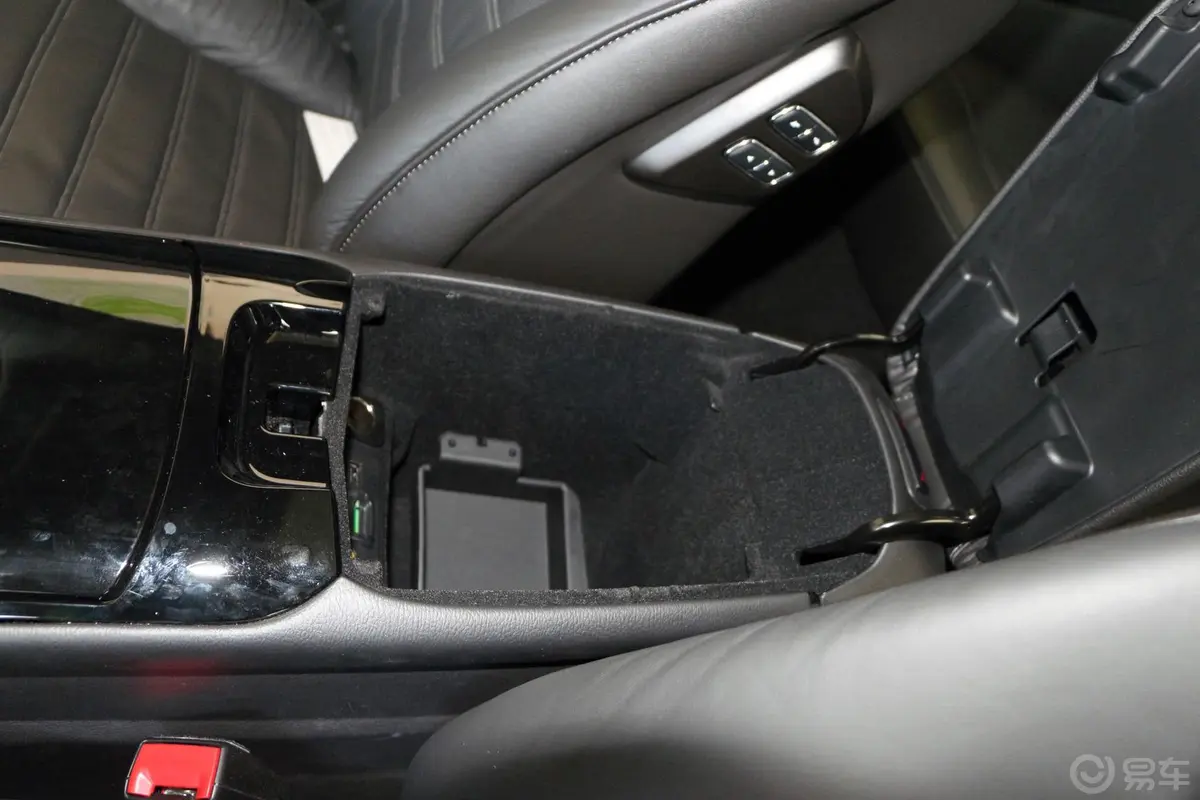 蒙迪欧2.0T 自动 GTDi240 旗舰型前排中央扶手箱空间