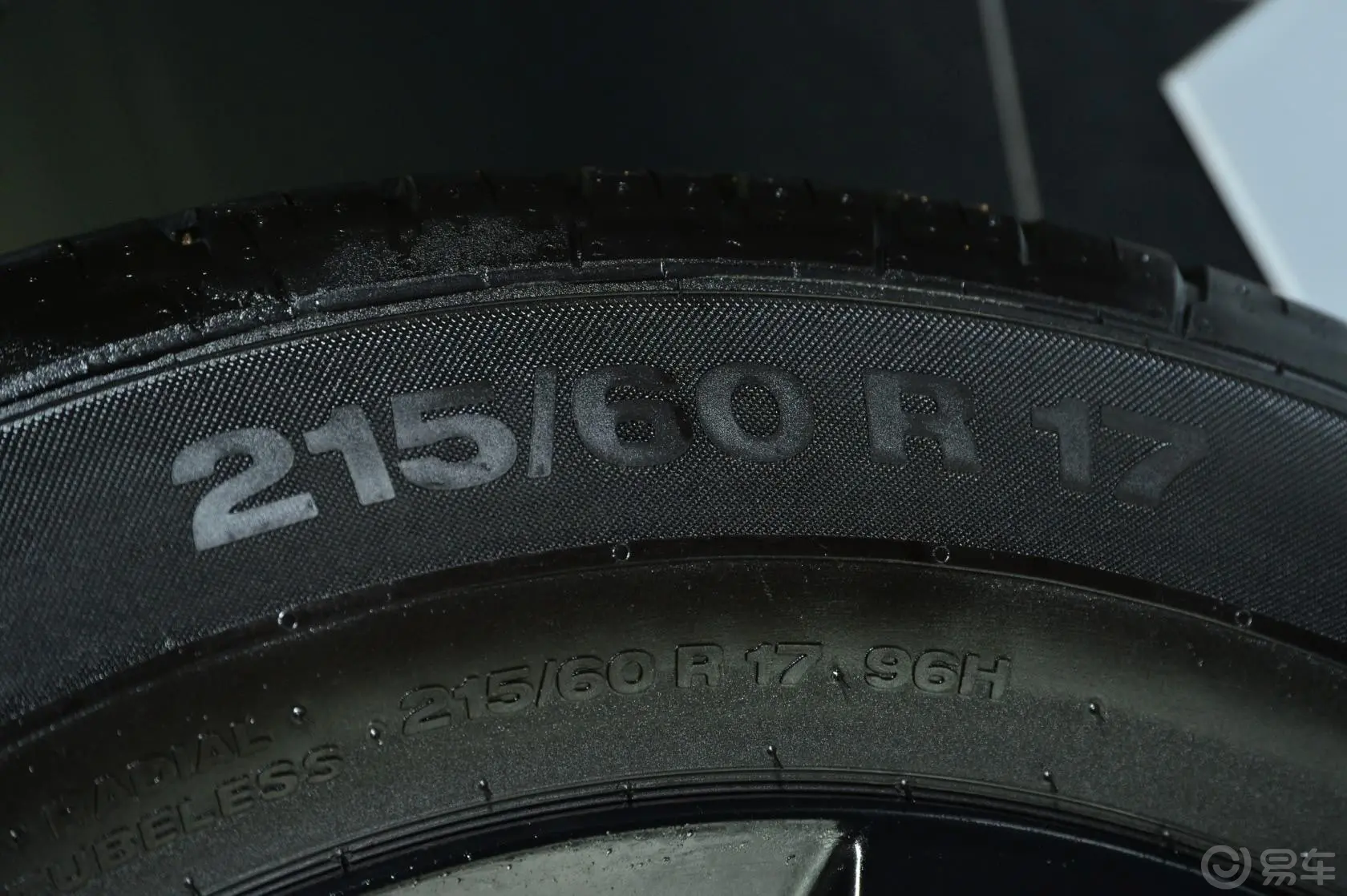 自由客2.4L 自动 炫黑运动版轮胎规格