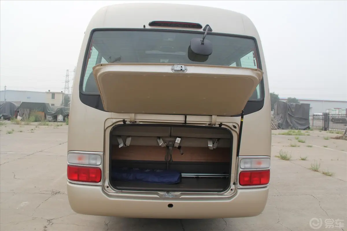 柯斯达4.0L 手动 豪华版 汽油 20座行李箱空间