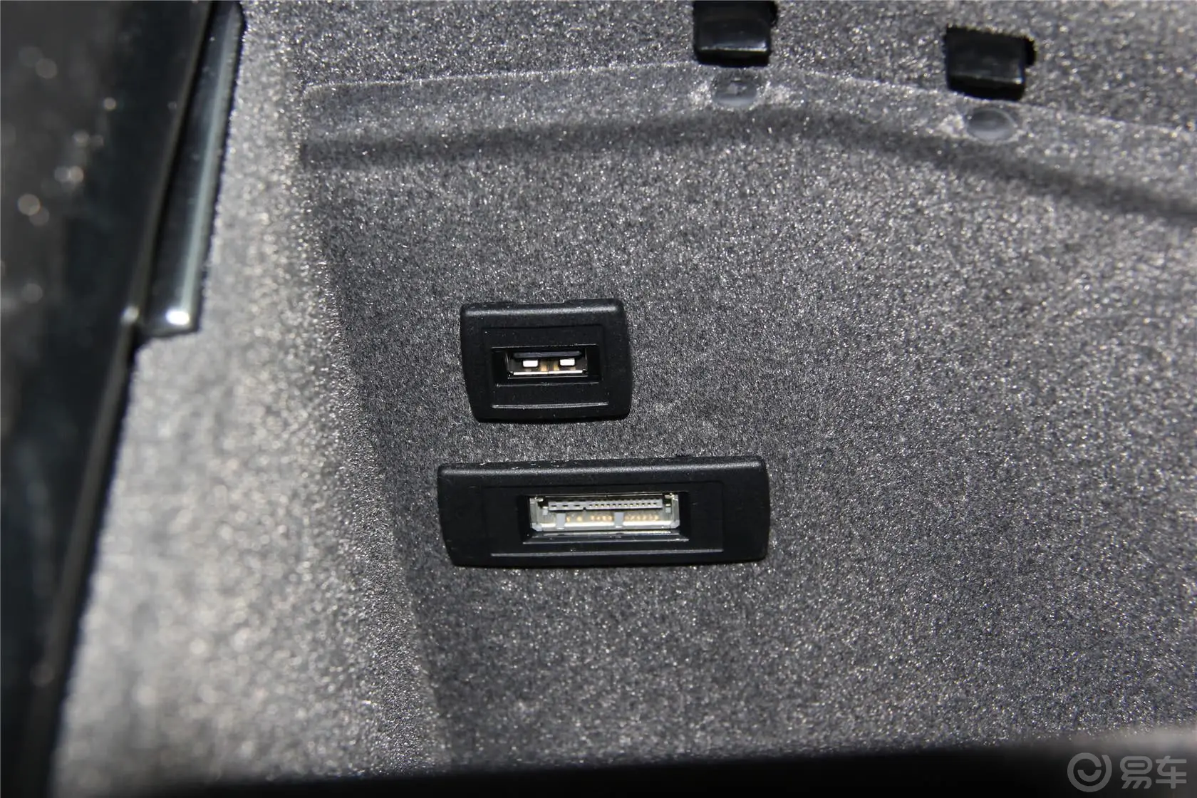 奔驰GL级350 美规版USB接口