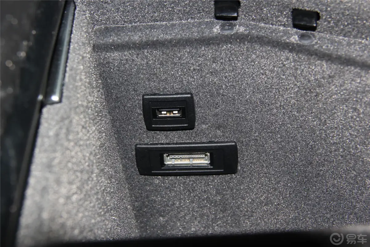 奔驰GL级350 美规版USB接口
