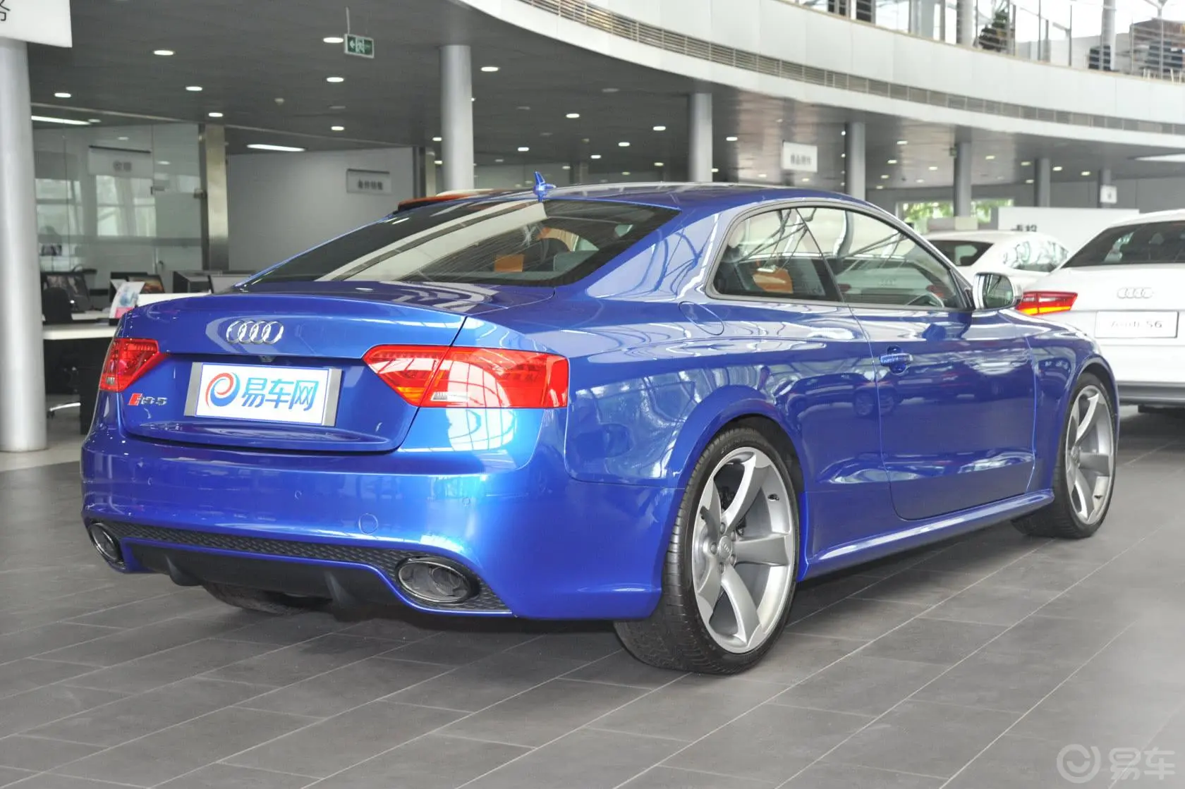 奥迪RS 54.2L 双离合 quattro Coupe侧后45度车头向右水平