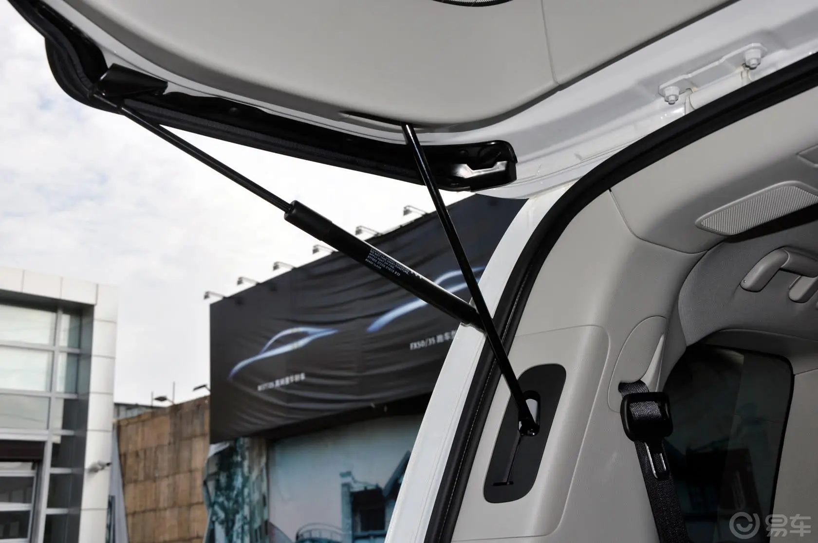 英菲尼迪QX56 手自一体 升级版行李厢支撑杆