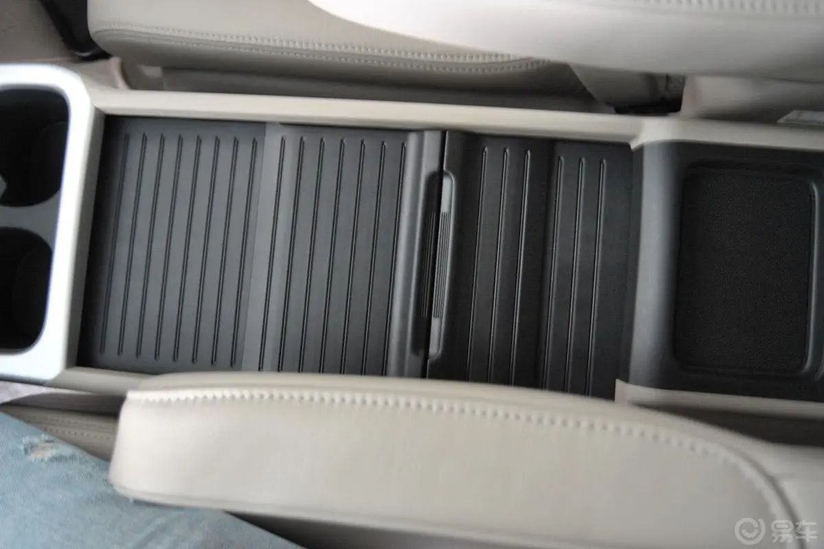 奥德赛2.4L 自动 舒适版前排中央扶手箱