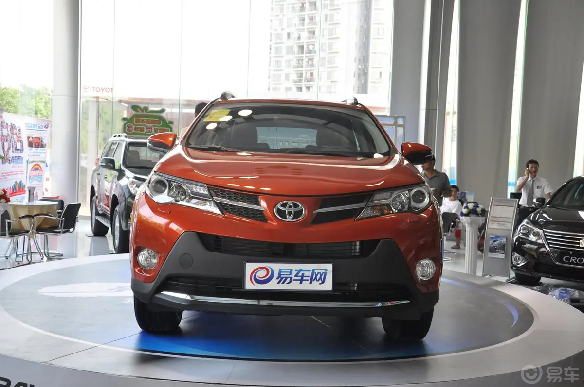 RAV4荣放2.5L 手自一体 尊贵版正前水平