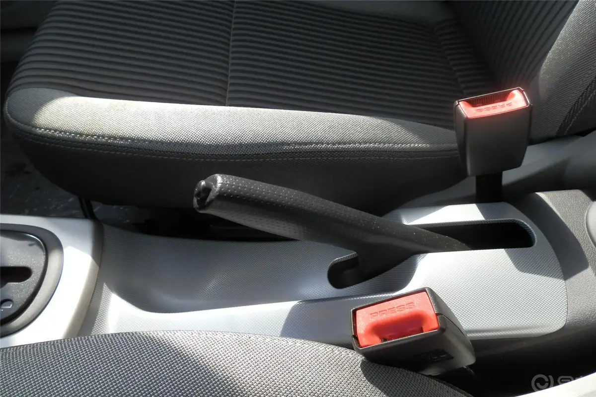 欧朗三厢 1.5L 自动 舒适型驻车制动（手刹，电子，脚刹）