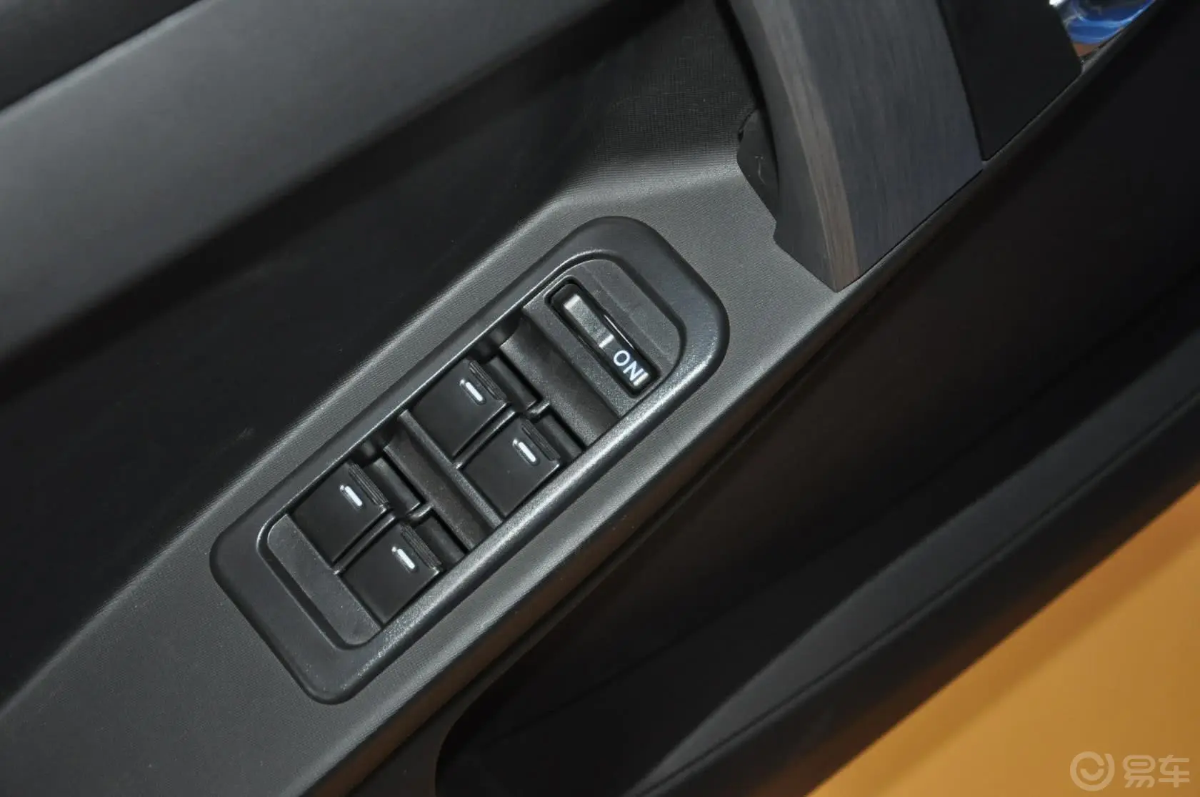 吉利GX21.3L 手动 舒适型车窗升降键