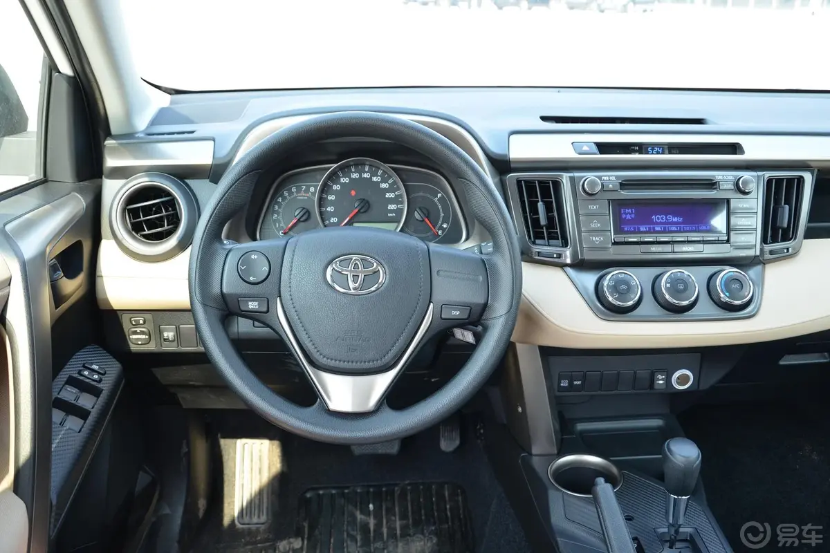 RAV4荣放2.0L CVT 都市版驾驶位区域