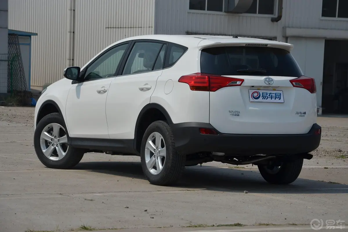 RAV4荣放2.0L CVT 风尚版侧后45度车头向左水平