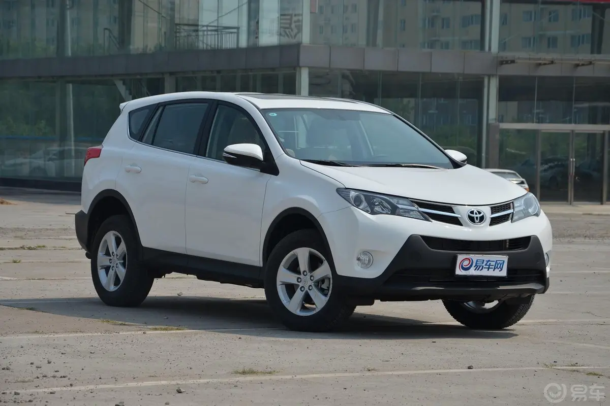 RAV4荣放2.0L CVT 风尚版侧前45度车头向右水平