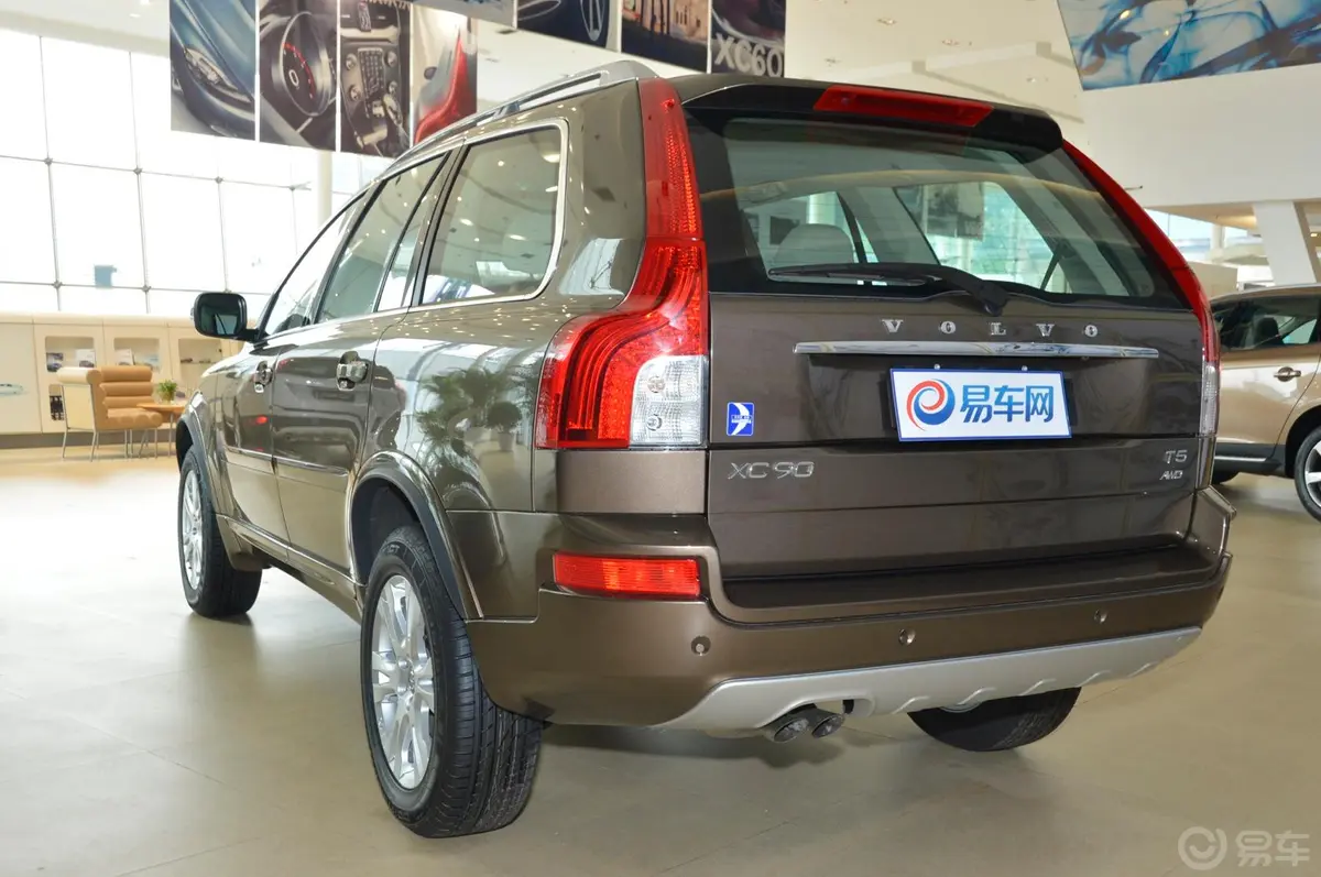 沃尔沃XC902.5T T5 豪华版侧后45度车头向左水平